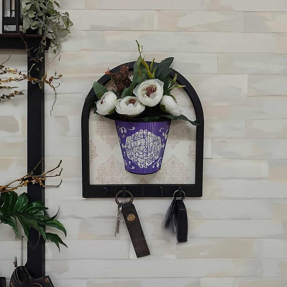 CajuArt Ahşap Motifli Mor Saksı İçinde Beyaz Yapay Çiçek Askılık Duvar Dekoru