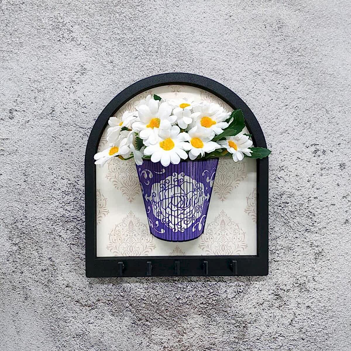 CajuArt Ahşap Motifli Mor Saksı İçinde Beyaz Yapay Papatyalar Askılık Duvar Dekoru
