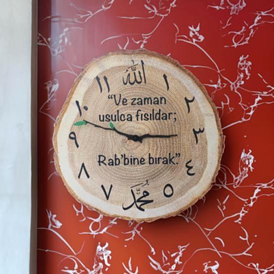 Ağaç Gövdesi Kütük Şeklinde Dini Motif Duvar Saat