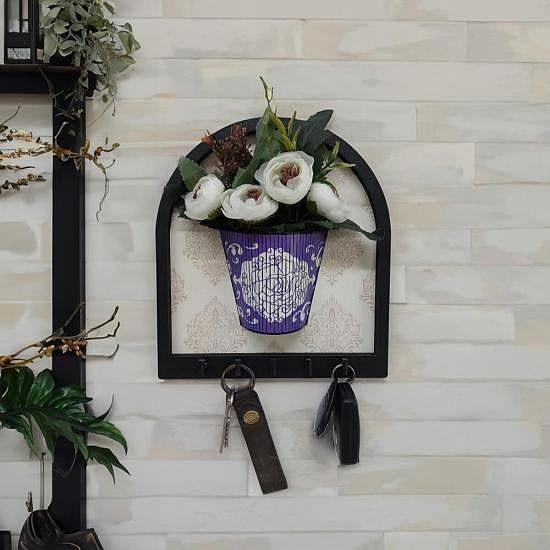 Mor Saksı İçinde Beyaz Yapay Çiçek Askılık