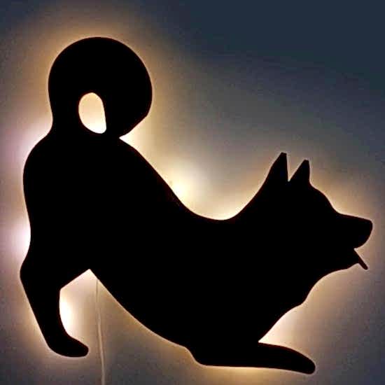 Oyuncu Köpek Led Işıklı Siyah Ahşap Tablo Duvar Dekoru